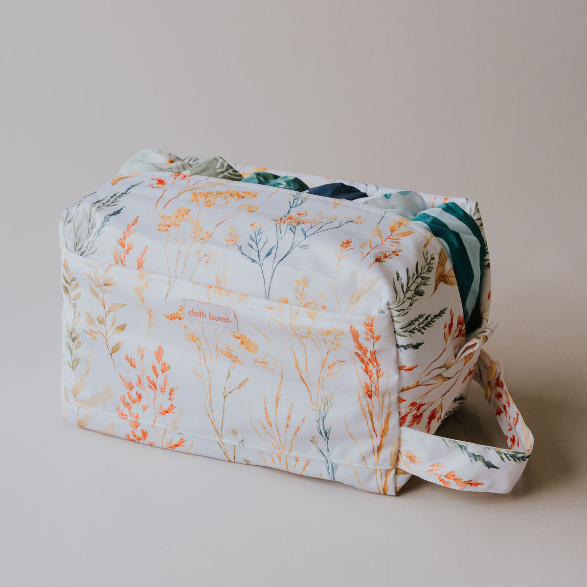 Side view of the Wild Prairie pod wet bag with its carry handle