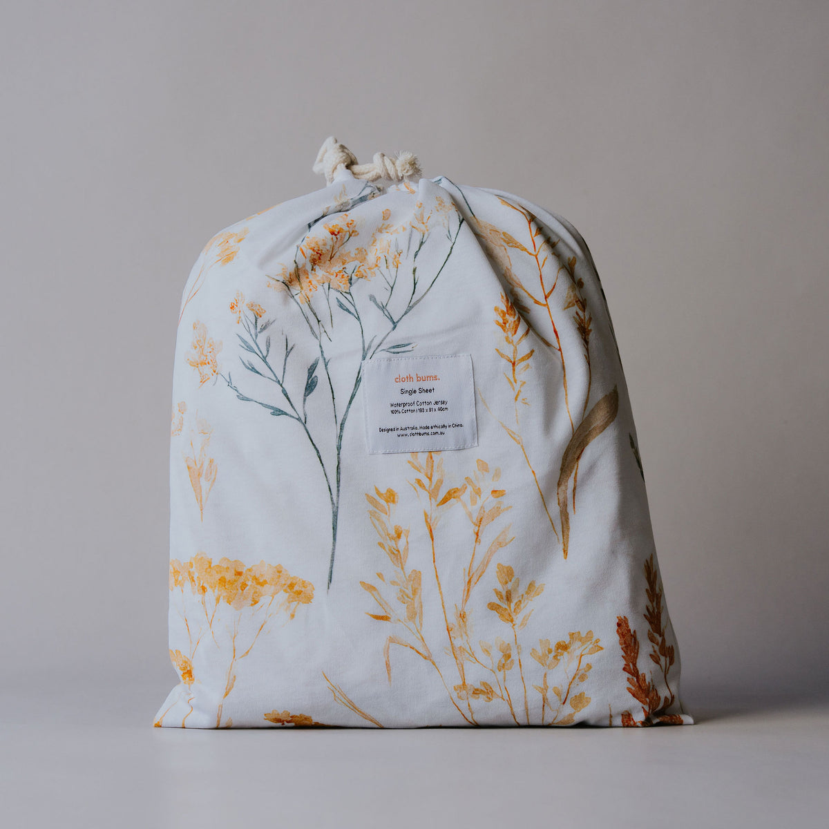 Single waterproof fitted sheet in Wild Prairie print, in its drawstring bag