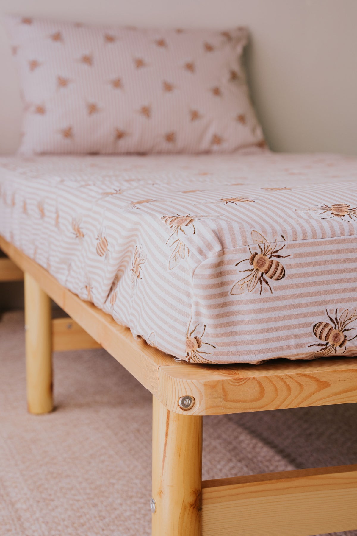 Close-up of the Beeline waterproof fitted sheet hugging the mattress corner
