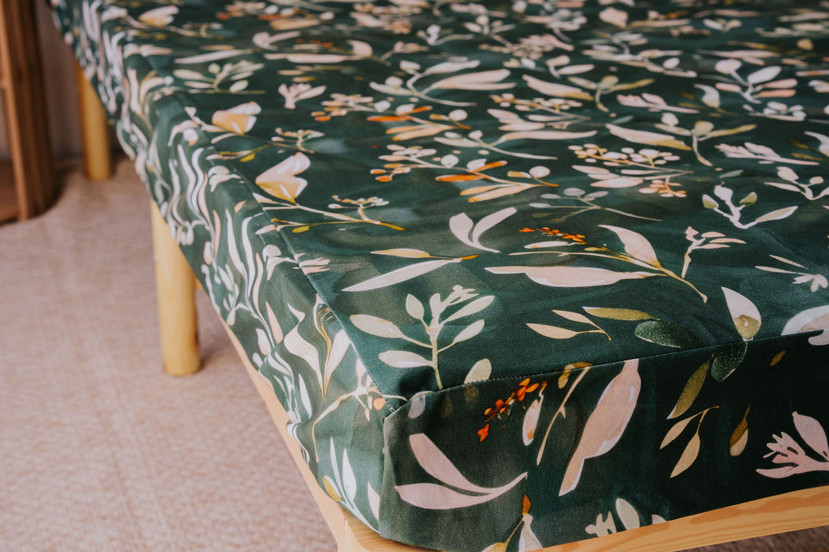 Close-up of the Evergreen waterproof fitted sheet hugging the mattress corner