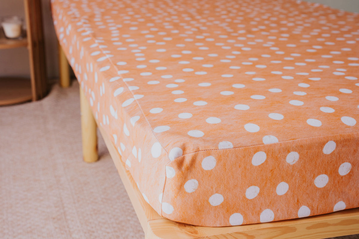 Close-up of the Marmalade waterproof fitted sheet hugging the mattress corner